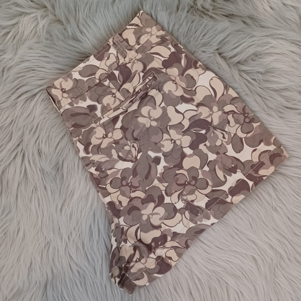 New York & Company Green & Tan Floral Camouflage Shorts Size 10 - Picture 3 of 5